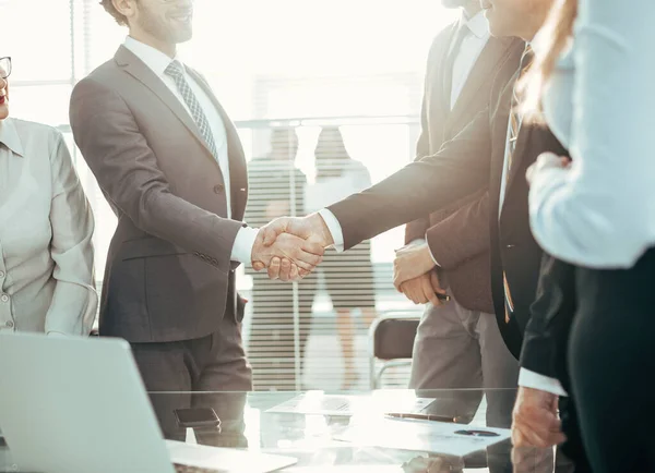 Partner commerciali che si stringono la mano prima di iniziare i negoziati. — Foto Stock