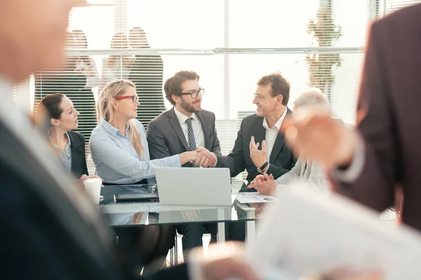 Socios comerciales que debaten un proyecto comercial común — Foto de Stock