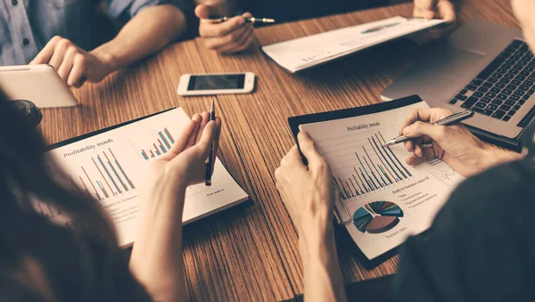 Nahaufnahme. Wirtschaftsteam arbeitet mit Finanzdokumenten. — Stockfoto