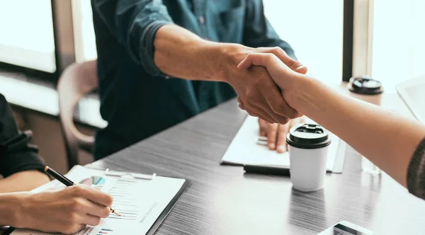 Doe dicht. financiële partners schudden handen over de balie. — Stockfoto