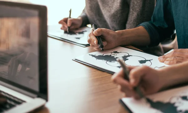 Nahaufnahme. Wirtschaftsteam überprüft die Infrastruktur des Produktvertriebs. — Stockfoto