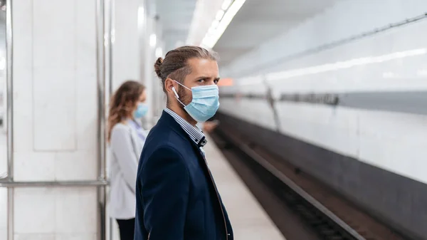 Junger Geschäftsmann wartet auf U-Bahn. — Stockfoto