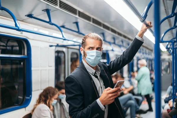 Passageiro em uma máscara facial enquanto lê um texto . — Fotografia de Stock