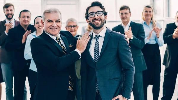 Project Manager congratulating the best employee on the victory — Stock Photo, Image