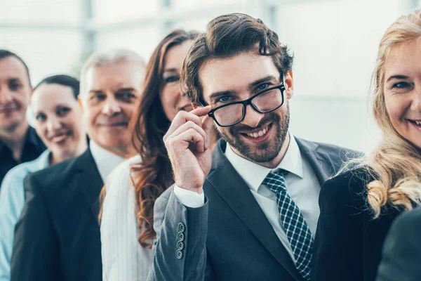 Grupo de empresarios de éxito de pie en una fila — Foto de Stock