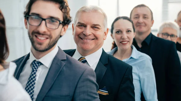 De cerca. un equipo de empleados experimentados haciendo cola — Foto de Stock