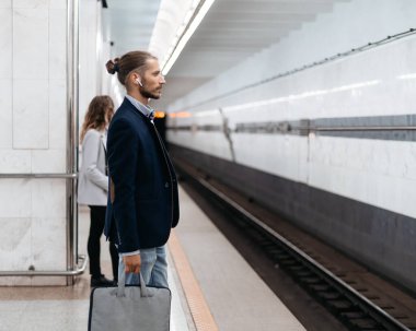 Metro platformunda bekleyen yolcular. şehir yaşam tarzı.