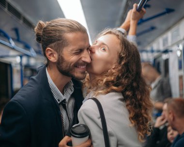 Metroda duran mutlu çift..