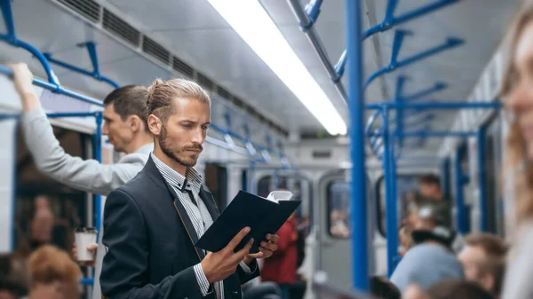 Pasajeros de la metrópolis que viajan en el tren subterráneo. —  Fotos de Stock