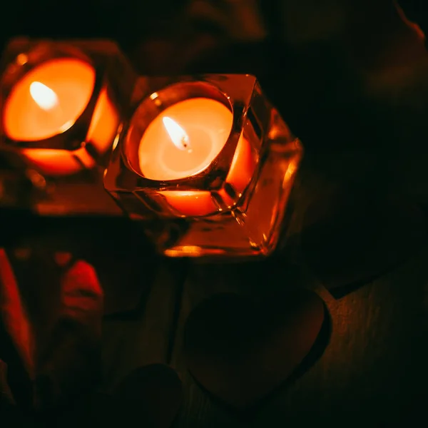 Дві палаючі свічки на темному фоні — стокове фото