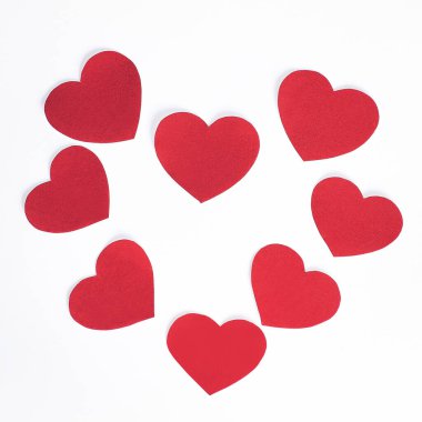 Beyaz arkaplanda kırmızı kalpler. Fotokopi uzaylı fotoğraf.