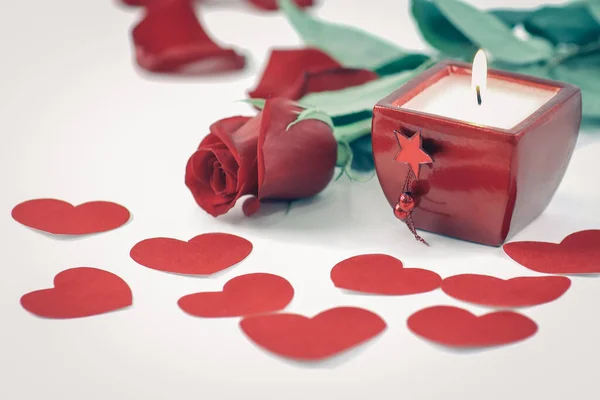 Палаюча свічка і червона троянда на білому фоні. фотографія з місцем для тексту — стокове фото