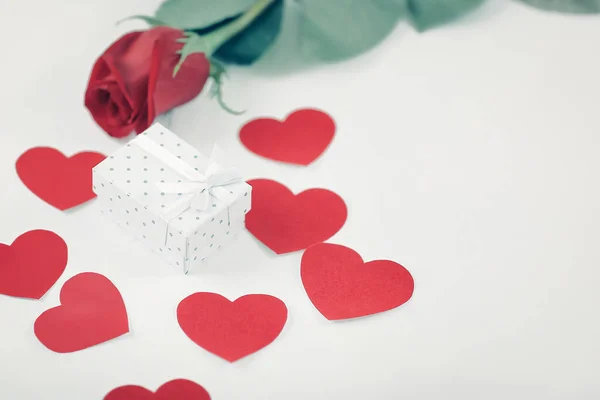 Valentinstag Geschenkbox auf rotem Rosenhintergrund. Foto mit Kopierraum — Stockfoto