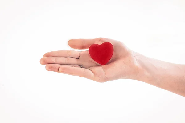Close up.paper červené srdce na ženské hand.photo s kopií spac — Stock fotografie