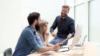 Yönetici çalışanlara mevcut görevleri açıklıyor. Kapat..