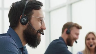 Çağrı merkezi çalışanı müşteriyle iletişim kurar.