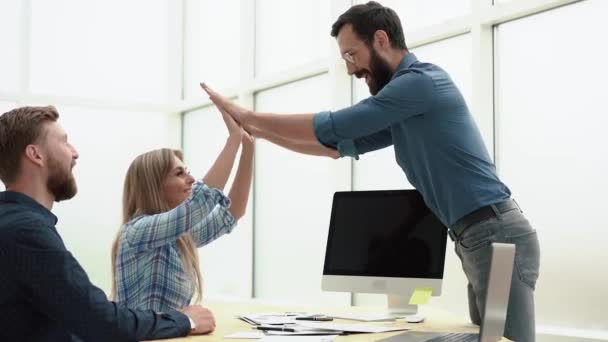 Empleados felices dándose unos a otros un máximo de cinco. — Vídeo de stock