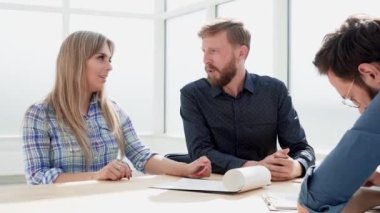 Çalışma grubu masadaki görevleri tartışır.