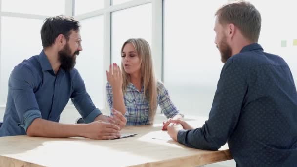 Personalverantwortliche führen im Büro ein Interview. — Stockvideo