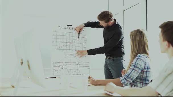 Grupo de trabajo que estudia los gráficos de ventas en la reunión. — Vídeos de Stock