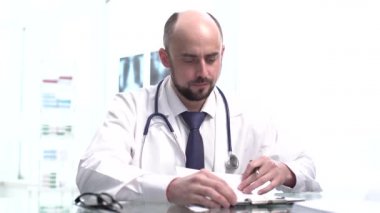 Doktor hasta kayıt formunu dolduruyor..