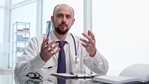 Tapasztalt orvos figyelmesen meghallgatja a panaszokat a beteg . — Stock videók
