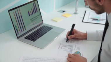İş adamı mali istatistiklerle çalışır. İnsanlar ve teknoloji.