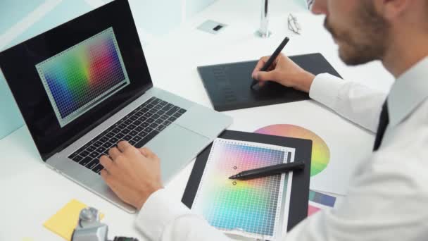 Grafik pracuje na laptopie. ludzie i technologia. — Wideo stockowe