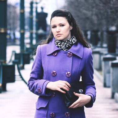 Sokakta elinde çantayla gezen güzel bir kız.