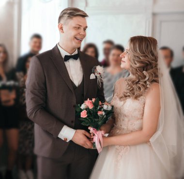 Güzel damat düğün töreninin başlamasını bekliyor.