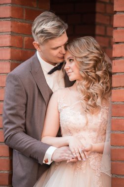 Tam gelişim. Mutlu yeni evliler bir arada