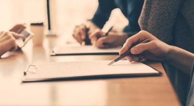 Kapat. bir grup çalışan iş belgeleriyle çalışıyor..