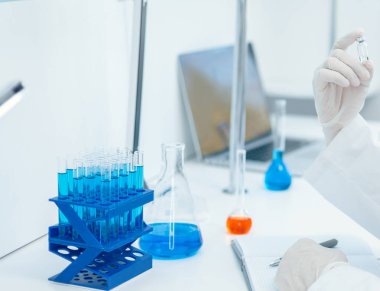 Bulanık görüntü laboratuvarda bir bilim adamı tarafından test ediliyor..