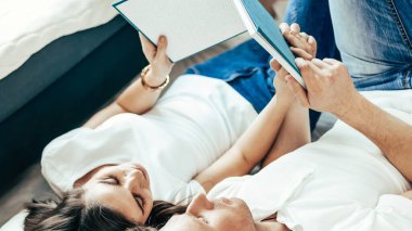 Genç çift yeni dairelerinin tasarımını tartışıyor..