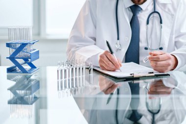 Bilim adamı test sonuçlarını bir laboratuvar dergisine yazıyor..