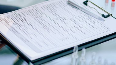 Dijital tabletli bir bilim adamı yeni verileri analiz ediyor .