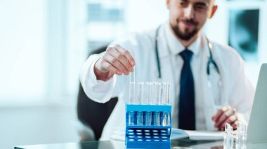 Tıp laboratuarında araştırma yapan bir bilim adamının görüntüsü. .