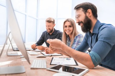 Kapat. İş ekibi mali belgeleri tartışıyor