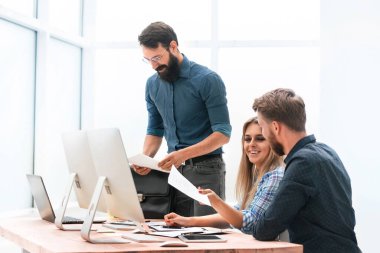 Proje Yöneticisi ve iş ekibi iş belgelerini tartışıyor