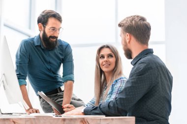 Meslektaşlar el sıkışmak için ellerini birbirine uzatıyor.