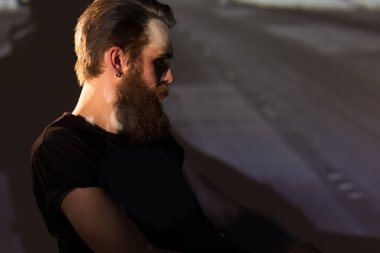 Ciddi sakallı bir motorcu. Yaşam tarzı kavramı