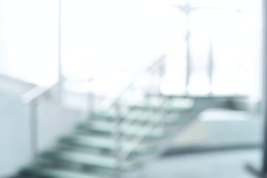 Ofis binasındaki bir merdivenin bulanık görüntüsü .