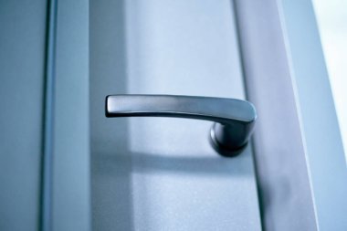 Kilitlenebilir kollu beyaz güvenli UPVC penceresi.