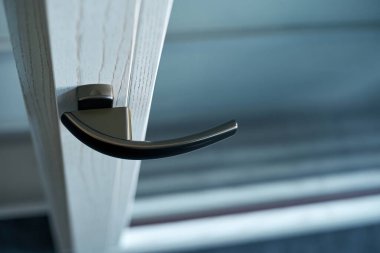 Yakın plan. Pencere çerçevesindeki metal kol.