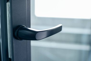 Yakın plan. balkon pencere çerçevesinde tutuş.