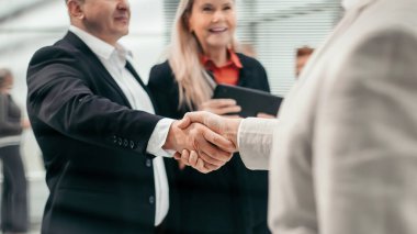 Panjurların arasından. Girişimci iş ortağıyla tanışır.