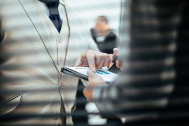 Kapat. İş kadını panoya not alıyor