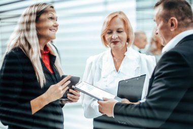 Kapat. gülümseyen iş ortakları iş belgelerini tartışıyor.