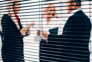 Kapat. Bunu meslektaşlarına açıklamakta önde gelen bir uzman.