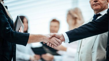 Kapat. İş adamları ellerini birleştiriyor..